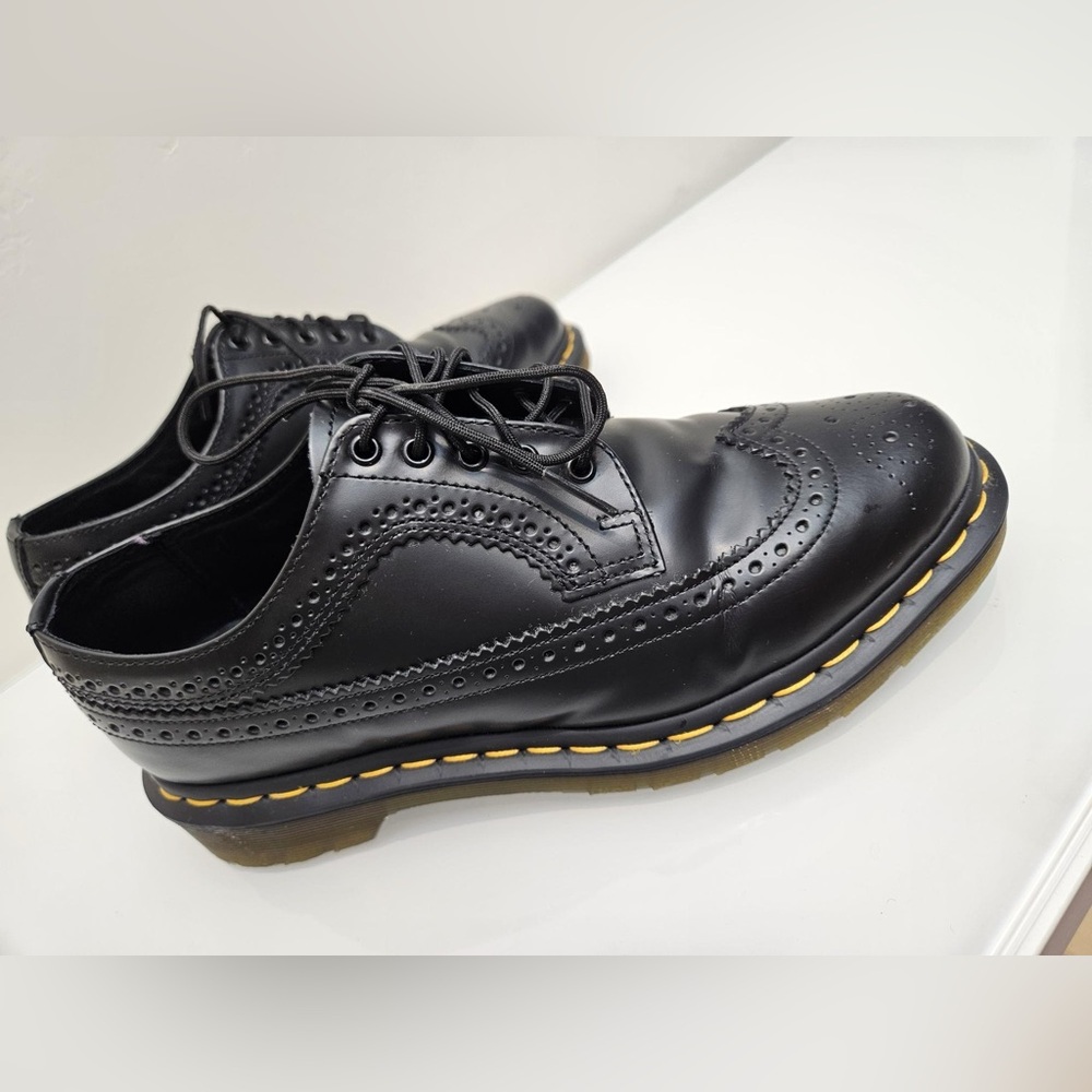 Dr. Martens — 3989 Yellow Stitch Smooth Leather Brogue Shoes —EU Size 39